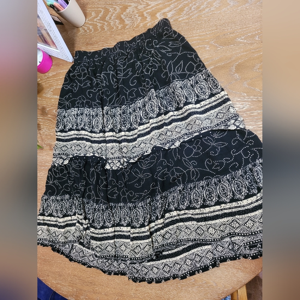 Elegant Black and Cream Midi Skirt